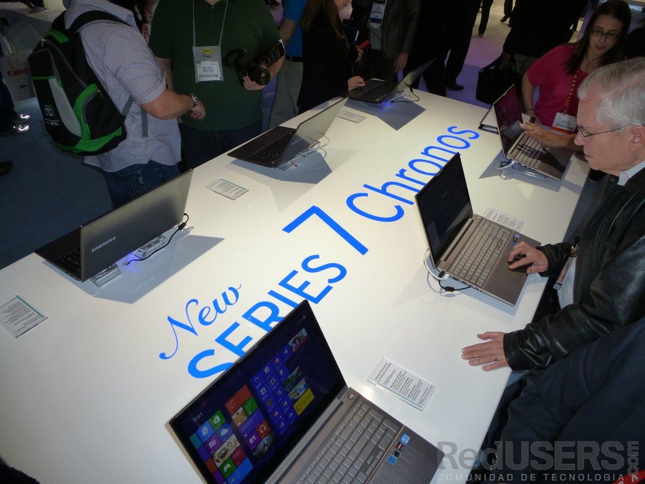 Los asistentes prueban las Ultrabook de Samsung