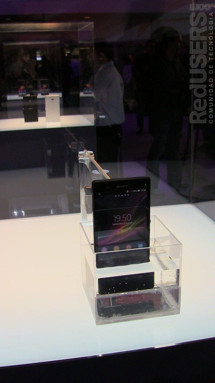 El Xperia Z sumergido, testeando sus aptitudes "waterproof"