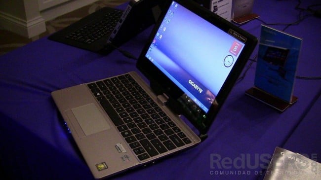 Otra interesante ultrabook de Gigabyte: la U2142, que viene con pantalla giratoria.