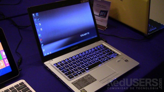 La marca apuesta a su ultrabook U2442.