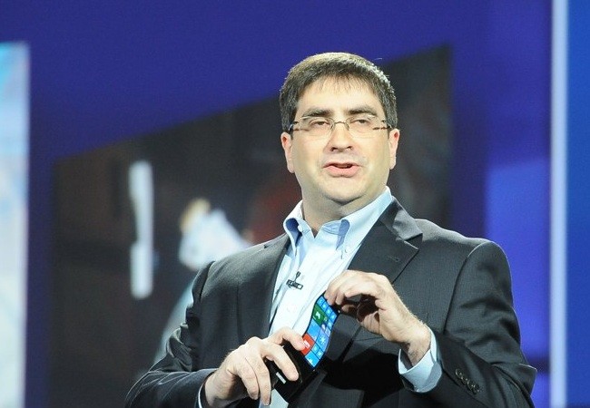 Eric Rudder, CTO de Microsoft, flexionando la pantalla Youm de un Windows Phone. (Foto: Engadget)