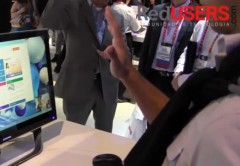 Uno de los asistentes a la CES, probando la computadora "gestual" de Samsung.