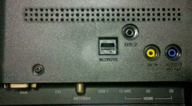 En la parte trasera encontramos la mayoría de los conectores del televisor, con la excepción de dos puertos USB y uno HDMI laterales de fácil acceso.