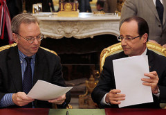 El presidente de Google y el presidente de Francia, celebrando el convenio que favorecerá a los medios de comunicación del país galo.