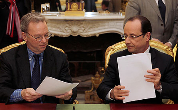 El presidente de Google y el presidente de Francia, celebrando el convenio que favorecerá a los medios de comunicación del país galo.