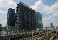 La venta de uno de sus edificios emblema en Tokyo se suma a la de sus cuarteles generales en Nueva York, vendidos hace solo un mes.