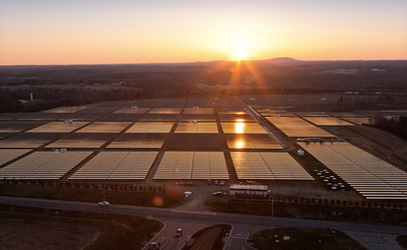 La nueva planta generadora alimentada por energía solar de Apple cubre 100 hectáreas de terreno.