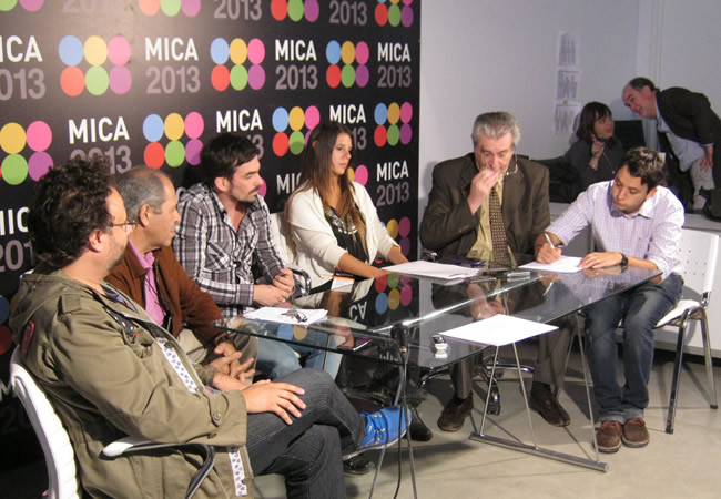 Matías Botbol, de Taringa, firmando el acuerdo. A su lado, Isaac Rubinzal, presidente de la CAL.