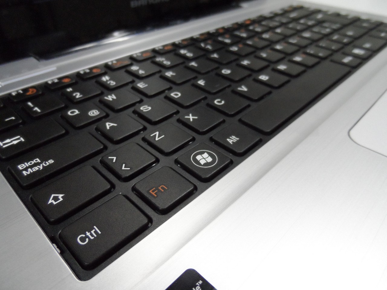 El teclado y el trackpad entregan un muy buen desempeño, aunque en el caso del primero los materiales utilizados no son los mejores