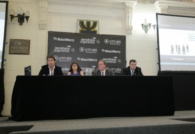 Bryan Tafel, Ruth Landenheim, Andres Bursztyn e Ignacio Echechiquia en la presentación de TechCenter de BlackBerry y la UTN.