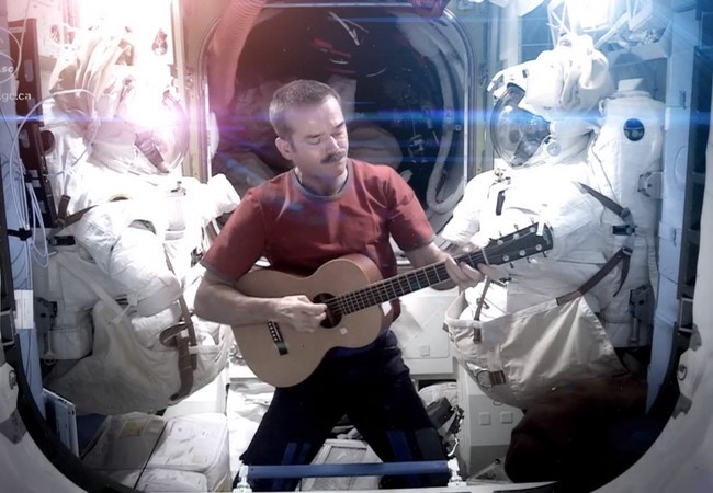 Crhis Hadfield interpretando "Space Oddity" en el espacio.