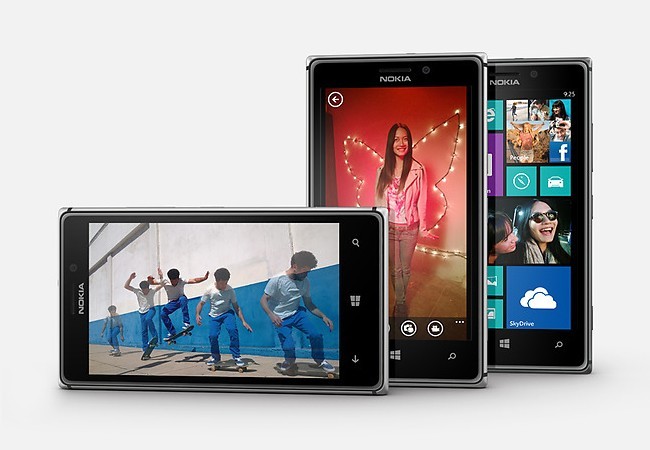 Nokia Lumia 925 sigue la línea de diseño de sus antecesores, pero añade los bordes metálicos.