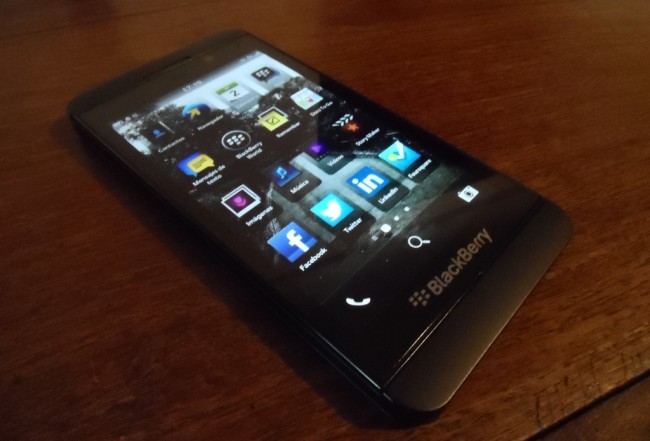 El Blackberry Z10 ya está disponible en Argentina a $3999 en preventa.