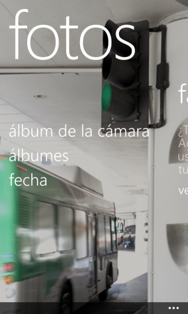 La aplicación de Fotos resume muy bien el diseño de Windows Phone: mucho minimalismo, sumado a gran peso de imágenes y tipografía.