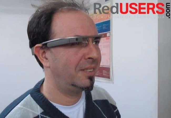 Sí, muchachos. Nos pusimos los Google Glass para mostrarles cómo funcionan.