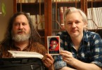 Stallman y Assange, con una foto de Snowden en la mano.