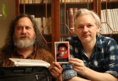 Stallman y Assange, con una foto de Snowden en la mano.