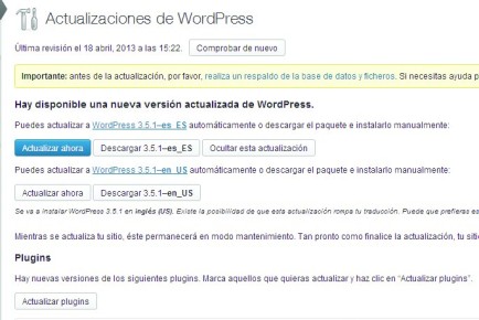 4) No importa que la versión de WordPress no sea la última. Cuando entremos al Escritorio de WP, en el apartado [Actualizaciones], veremos la opción de actualizar automáticamente con el botón [Actualizar ahora]. Con eso bastará para tener la última versión disponible.