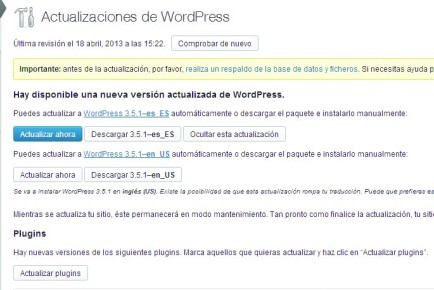 4) No importa que la versión de WordPress no sea la última. Cuando entremos al Escritorio de WP, en el apartado [Actualizaciones], veremos la opción de actualizar automáticamente con el botón [Actualizar ahora]. Con eso bastará para tener la última versión disponible.