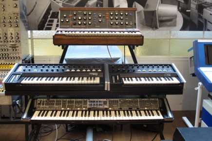 La genialidad creada por Robert Moog, pionero de la música electrónica, capaz de crear una infinidad de sonidos. En la parte superior vemos al minimoog, y debajo otros modelos de su empresa.