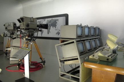 Las cámaras y la mesa de control del director de un estudio de TV de la década del 70.