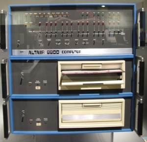 La Altair 8800, de 1975, y para la cual Bill Gates y Paul Allen crearon su primer lenguaje de programación: el ALTAIR BASIC. Basada en un Intel 8080, este equipo alimentó los cerebros de toda esa generación.