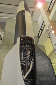 El V2, cohete utilizado por los Nazis sobre el final de la Segunda Guerra Mundial. El primer misil balístico de largo alcance, con una precisión muy pobre (de hecho casi no tuvo influencia), pero que dio origen a una nueva era militar.