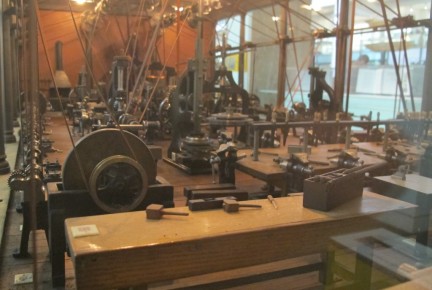 En la visita del museo de Viena vimos el sistema usado durante los inicios de la revolución industrial para trasladar el movimiento de un único motor a vapor a varias máquinas de una industria. En esta maqueta lo vemos mejor representado. 