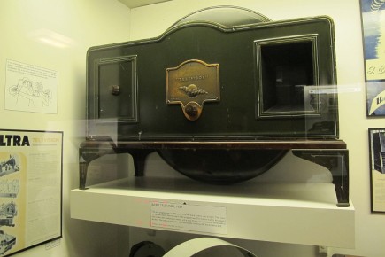 "El Televisor" de 1929. Este receptor de radio permitía, por las noches, apreciar algunas imágenes transmitidas en directo con una resolución de 30 líneas horizontales, y para lo cual había que ver a través de una lente.