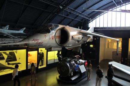 El predecesor del Harrier, el Hawker P.1127, pionero en el despegue vertical, y debajo el motor que hizo esto posible en ambos aviones: el Rolls-Royce Pegasus.