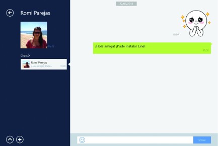 3) El chat ofrece la ventaja de poder usar un teclado mucho más cómodo que el de un smartphone. Pero además podemos insertar y ver los mismos elementos visuales que en el móvil (emoticones y stickers).