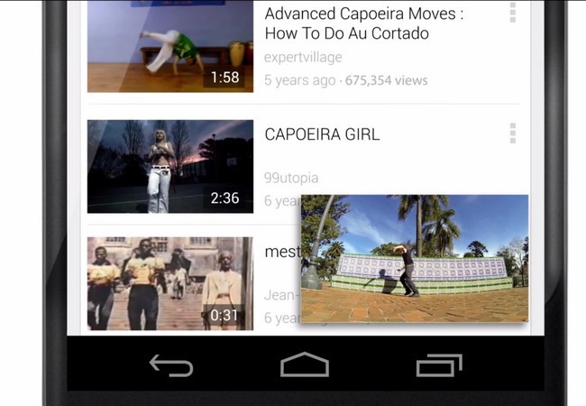 El video minimizado puede verse en la parte inferior mientras se navegan los resultados de la búsqueda.