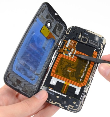 En esta foto del sitio Ifixit.com, la batería del Moto X diseñada con forma curva para llenar por completo la carcaza, que, gracias a esto, no suena a hueco.