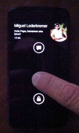 Al apoyar un dedo sobre el equipo podemos ver las notificaciones con más detalles, aún no tuvimos que desbloquearlo.