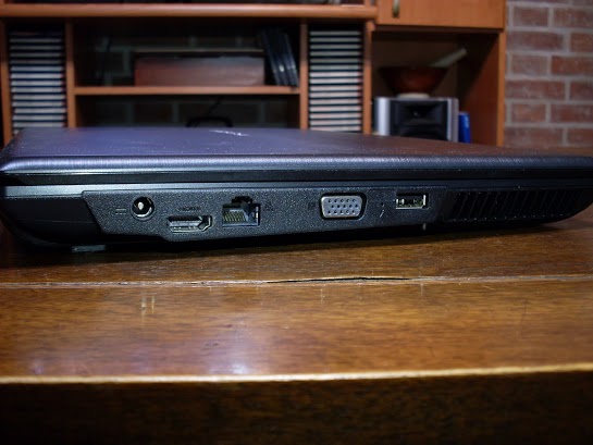 En el extremo opuesto, las salidas de video, un USB 3.0 y la entrada para el cargador.