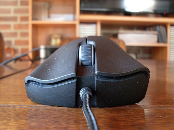  La exclusiva ergonomía del DeathAdder vista de frente.