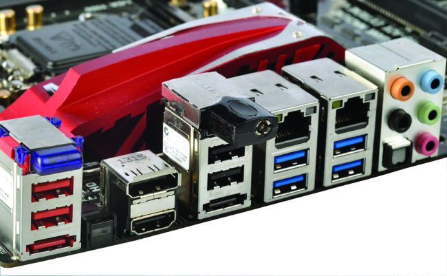En el panel trasero de la placa podemos ver claramente las salidas DHMI 1.4ª y Displayport. También tenemos 4 puertos USB 3.0, 4 del tipo 2.0 y 2 ESATA 6G.