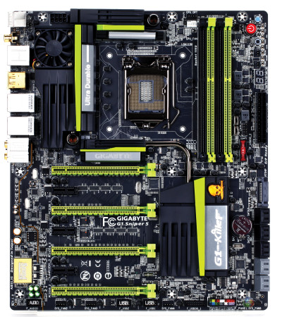 Para dar lugar a los cuatro slots PCIE X16, se utiliza el formato extendido llamado XL-ATX.