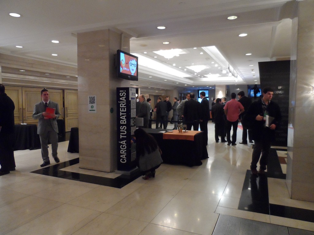 El piso dedicado a las conferencias, donde confluyeron todos los asistentes (y algunos sacaron provechos a los lockers para cargar baterías)