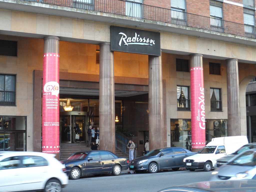 La fachada del imponente hotel Radisson, decorada para la ocasión