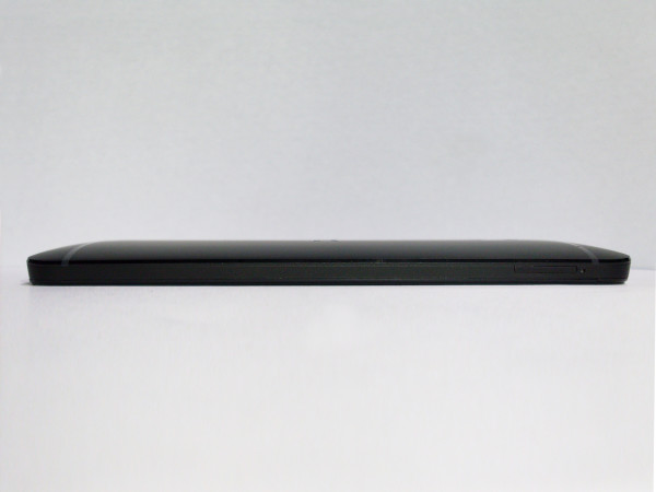 Al ser unibody, este slot de microSIM es lo único que dará un mínimo acceso al interior del equipo.