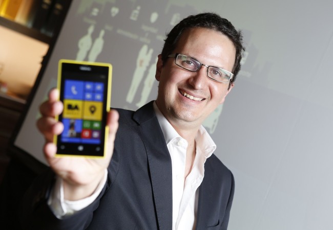 Jorge Cella, de Microsoft, con el Lumia 520 personalizado para la ciudad de Buenos Aires.
