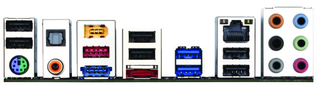 El panel trasero tiene 2 puertos USB 3.0. También incluye Firewire y PS/2 mixto.  