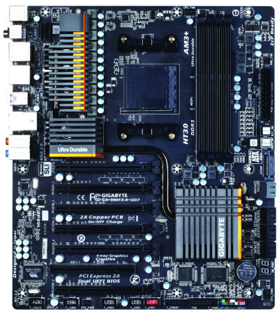 Los 6 slots PCI EXPRESS impresionan a primera vista. El motherboard soporta  CROSSFIRE Y SLI.