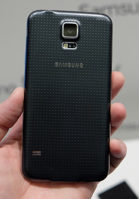 la cubierta trasera del S5 es similar a la que equipa al Nexus 7 de Google.
