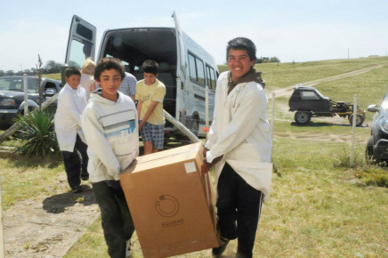 Donación de equipos a una escuela rural de Necochea.