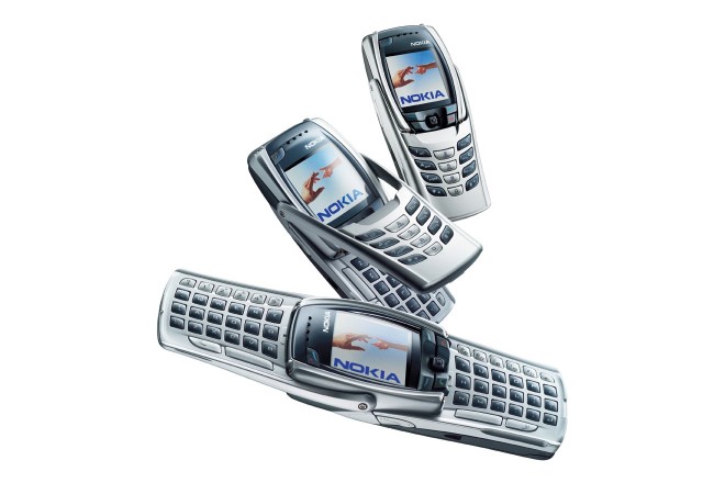 NOKIA 6800. Este móvil tenía un diseño "mariposa" muy interesante para la época: era un celular "normal", pero que podría abrirse para desplegar un teclado QWERTY completo.