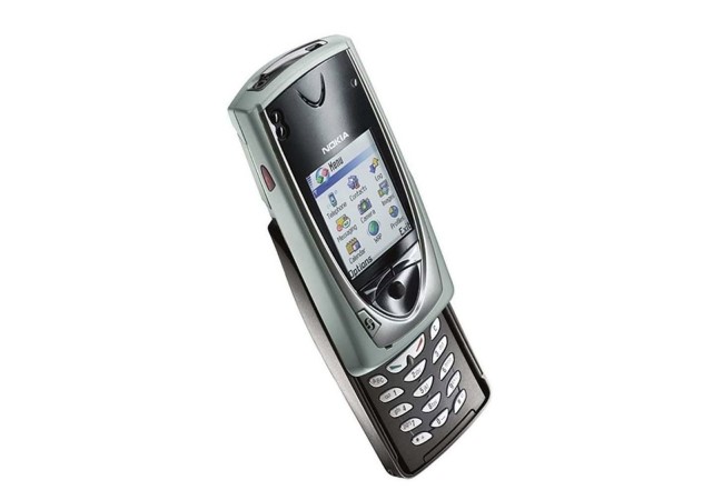 NOKIA 7650. Un equipo con teclado deslizable y pantalla color que vino con dos novedades: fue el primer móvil en tener cámara de fotos y también el primero de la firma en contar con el sistema operativo Symbian.