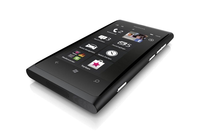 NOKIA LUMIA 800. Fue el primer fruto de la alianza de Nokia con Microsoft. Basado en el formato del N9, cuenta con Windows Phone 7, pantalla de 3,7 pulgadas y cámara principal de 8 MP.