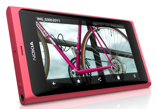 NOKIA N9. Se trató del primer (y único) equipo de la firma en contar con sistema operativo MeeGo. Su gran diseño estético y el cuerpo de policarbonato fue la base para la serie Lumia.